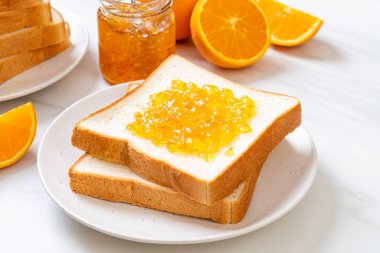 Kahvaltıda portakal reçelli ekmek dilimleri.