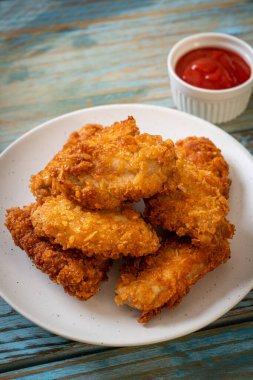 Ketçaplı kızarmış tavuk kanadı - sağlıksız yemek.