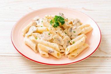 İtalyan usulü mantarlı makarna ve krema sosu.