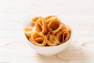 Çıtır hindistan cevizi rulosu (Asya atıştırması) masada.