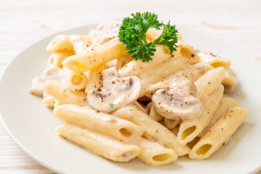 İtalyan usulü mantarlı makarna ve krema sosu.