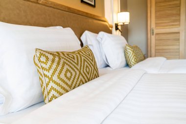Otel odasındaki yatak odasındaki rahat yastıklar.