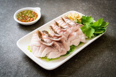 Baharatlı deniz ürünleri soslu buğulanmış balık.