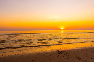 Alacakaranlık gökyüzü ve deniz plajı ile güzel bir gün doğumu ya da gün batımı