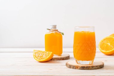 Ahşap arka planda taze portakal suyu bardağı