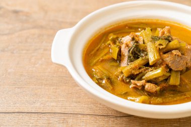 Sabah ihtişamıyla Tayland usulü domuz eti.