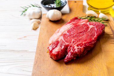 Taze çiğ biftek veya çiğ et.