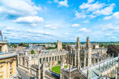 Oxford City 'nin ana caddesinin yüksek açılı görüntüsü, Birleşik Krallık.