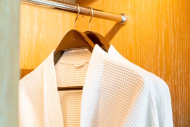 Beyaz bir bornoz asılı.