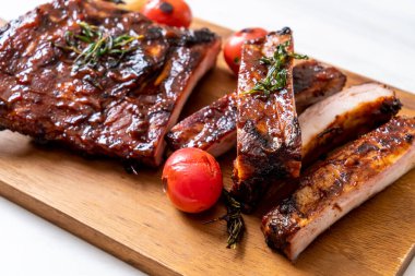 Izgara ve ızgara domuz pirzolası.