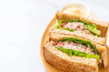 Domates ve marullu ev yapımı ton balıklı sandviç.