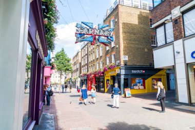 Londra, İngiltere, Uk - 2 Ekim 2019: İnsanlar Carnaby Caddesi 'nde alışveriş için yürüyorlar. Carnaby Caddesi, Londra 'nın merkezindeki Westminster şehrinde, Soho' da bulunan yayalara ait bir alışveriş caddesidir..