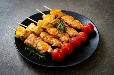 Tabakta ızgara tavuk ızgara şiş.