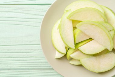 taze guava meyveleri (tropikal meyve) dilimlenmiş