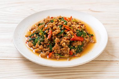 Tayland usulü kızarmış fesleğen, kıymalı ve biberli Tayland usulü.