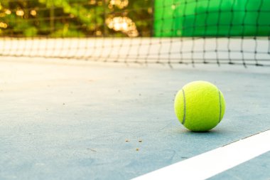 Tenis kortunda fotokopi alanı olan yakın çekim tenis topu.