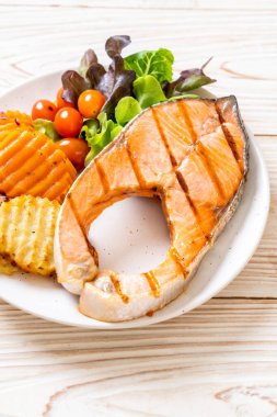 Sebzeli ızgara somon bifteği fileto.