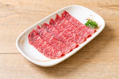 Sukiyaki ve Shabu ya da Yakiniku 'ya servis edilen mermer dokulu taze et.