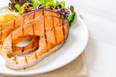 patates kızartması ile çift ızgara somon biftek fileto