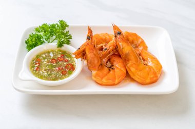 fırında tuzlanmış karides ya da deniz ürünleri soslu karides - deniz ürünleri tarzı.