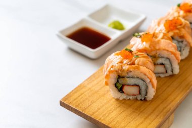 Sos soslu ızgara somon balığı. Japon usulü.