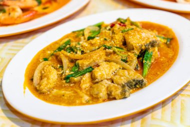 Körili kızarmış balık, deniz ürünleri tarzı.