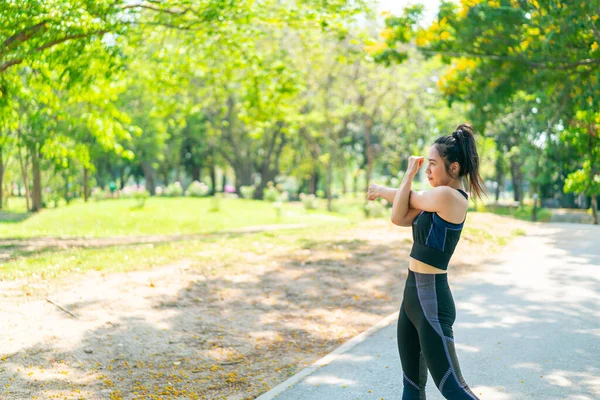 Femme Asiatique Étirement Avant Exercice Parc — Photo