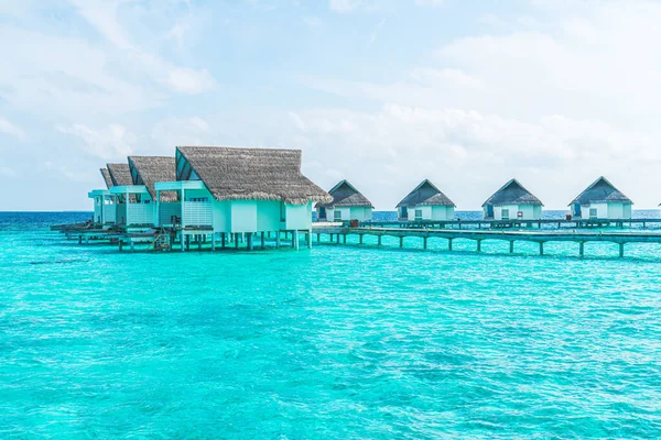 休暇のコンセプトのためのビーチと海のある熱帯モルディブのリゾートホテルと島 カラー処理スタイルを高める — ストック写真