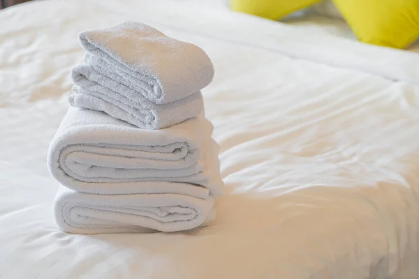 Handuk Putih Lipatan Tempat Tidur Hotel Resor — Stok Foto