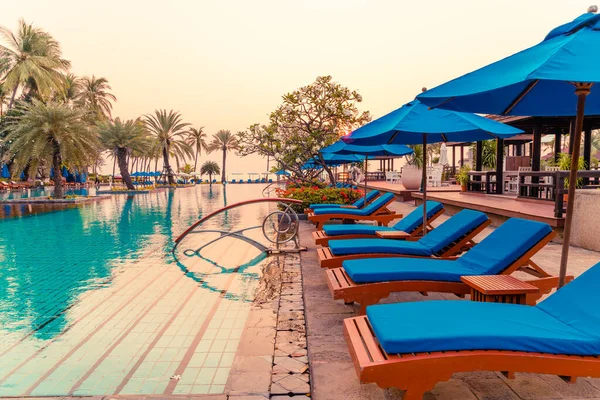 Bela Palmeira Com Guarda Chuva Piscina Cadeira Resort Hotel Luxo — Fotografia de Stock