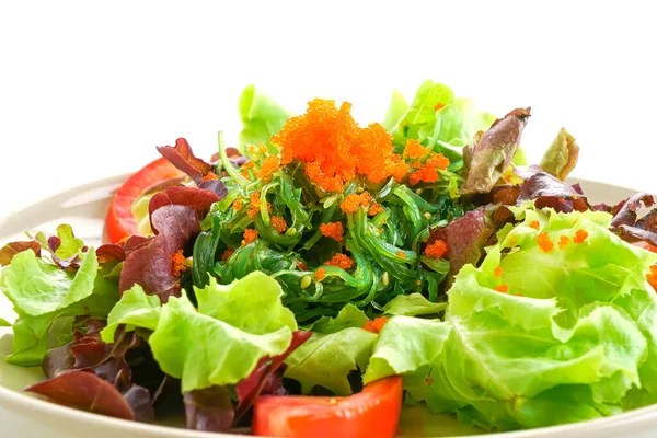 Salada Legumes Com Algas Japonesas Ovos Camarão Isolados Fundo Branco — Fotografia de Stock