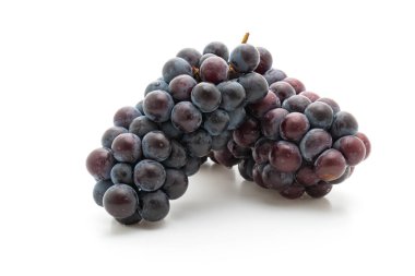 Beyaz arka planda izole edilmiş taze siyah üzümler.