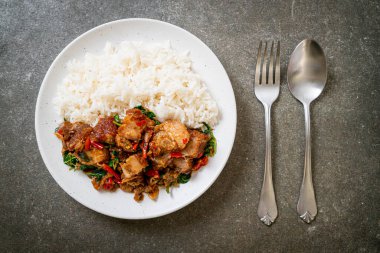 Kızarmış domuz eti ve pirinçli fesleğen Asya yerel sokak yemeği tarzı.