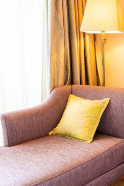 otel odasındaki kanepede rahat yastık süslemesi