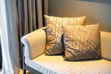 Güzel ve rahat yastıklar oturma odasındaki dekorasyon koltuğu.