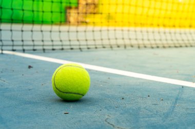 Tenis kortunda fotokopi alanı olan yakın çekim tenis topu.