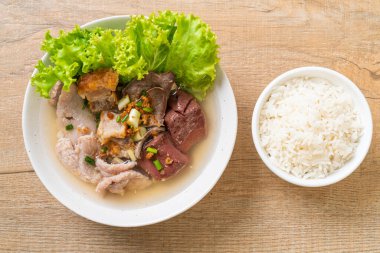 Domuz bağırsağı ve kanlı reçelli çorba kasesi.