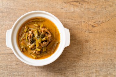 Sabah ihtişamıyla Tayland usulü domuz eti.