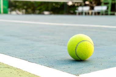 Tenis kortunda fotokopi alanı olan yakın çekim tenis topu.