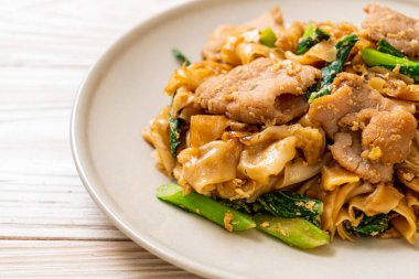 Kızarmış pirinç eriştesi, soya sosu, domuz eti ve lahana. Asya usulü.