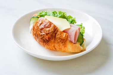 Sandviç kruvasan jambonlu peynir