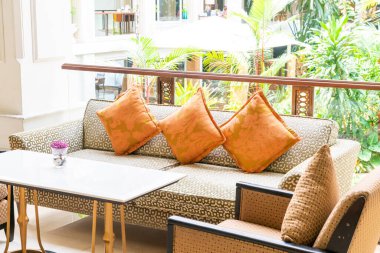 Oda içindeki kanepede güzel yastıklar.