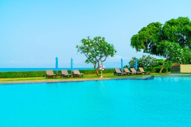 Havuz kenarındaki havuz, havuz, şemsiye, deniz manzaralı havuz tatilleri ve tatil konsepti.