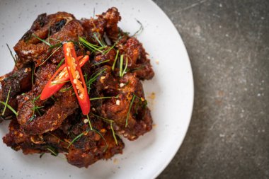 Kızarmış yayın balığını acı biberle karıştır - Asya usulü