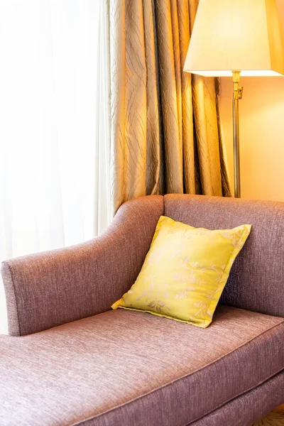 otel odasındaki kanepede rahat yastık süslemesi