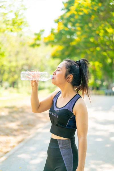 Femme Asiatique Boire Eau Dans Les Vêtements Sport Après Exercice — Photo