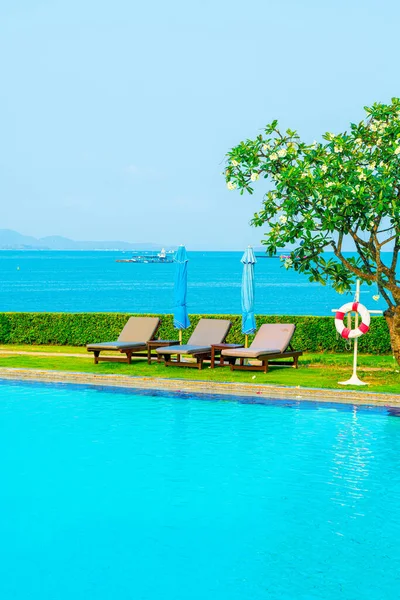 Liegebad Oder Liegebad Und Sonnenschirm Rund Schwimmbad Mit Meerblick Ferien — Stockfoto