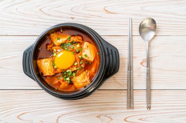 Tofu ve yumurtalı Kimchi Çorbası veya Kore Kimchi Güveci - Kore Yemekleri Geleneksel Tarzı