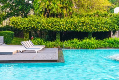 Oteldeki havuz etrafında sandalye havuzu - tatiller ve tatiller konsepti