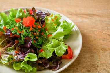 Japon yosunu ve karides yumurtalı sebze salatası - sağlıklı ve vejetaryen yemek tarzı
